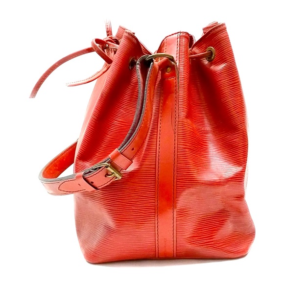 Louis Vuitton LV Paris Shoulder Bag
Petit Noe Red Epi made in France 🇫🇷 - Picture 3 of 16